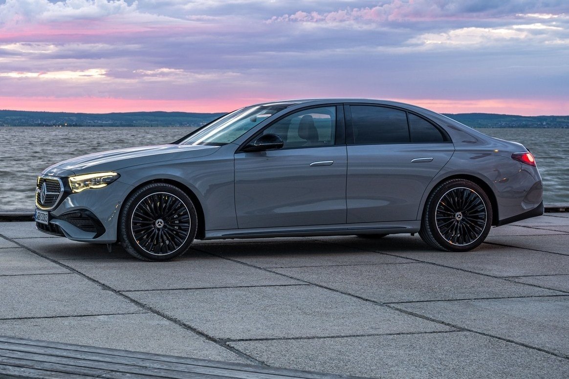 Limuzină de lux neagră parcată urban